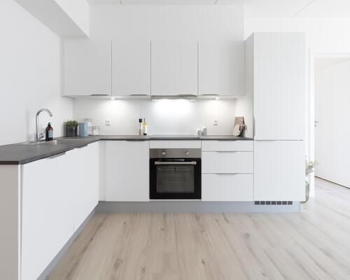 Ny og moderne femværelses lejlighed med plads til hele familien i Horsens. Lejligheden har alt, hvad I kunne drømme om. Til boligen hører eget skur.