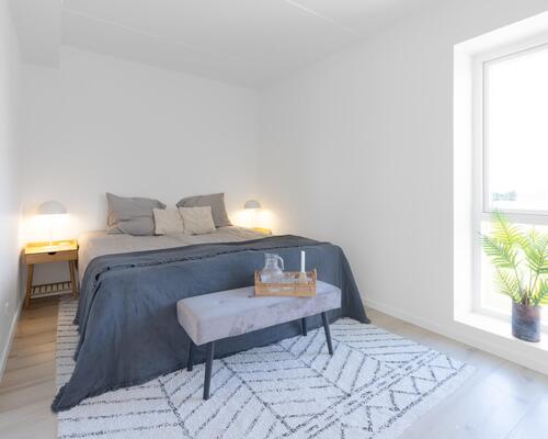 Ny og moderne femværelses lejlighed med plads til hele familien i Horsens. Lejligheden har alt, hvad I kunne drømme om. Til boligen hører eget skur.