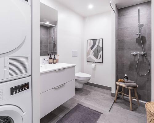 Ny og moderne femværelses lejlighed med plads til hele familien i Horsens. Lejligheden har alt, hvad I kunne drømme om. Til boligen hører eget skur.