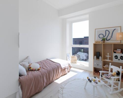 Ny og moderne femværelses lejlighed med plads til hele familien i Horsens. Lejligheden har alt, hvad I kunne drømme om. Til boligen hører eget skur.