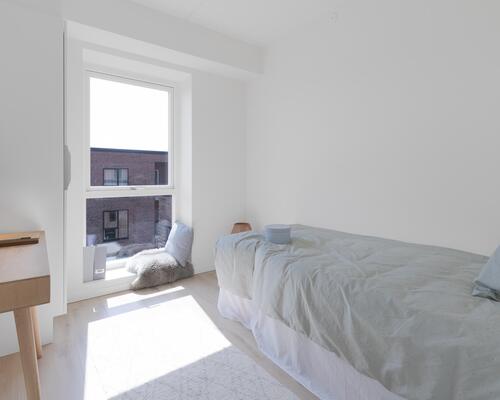 Ny og moderne femværelses lejlighed med plads til hele familien i Horsens. Lejligheden har alt, hvad I kunne drømme om. Til boligen hører eget skur.