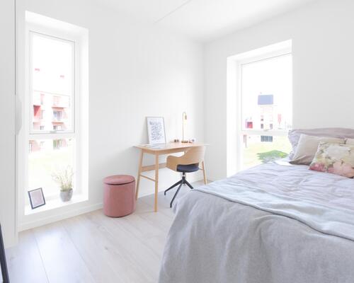 Ny og moderne femværelses lejlighed med plads til hele familien i Horsens. Lejligheden har alt, hvad I kunne drømme om. Til boligen hører eget skur.