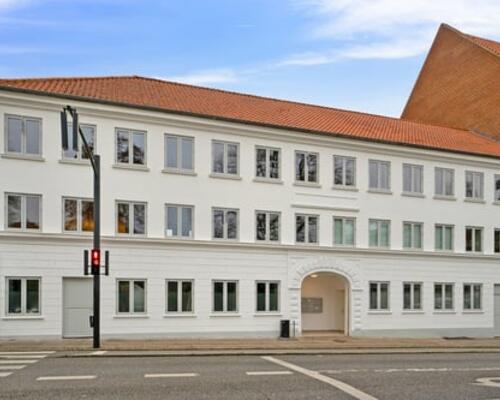 Istandsat 2-værelses med stort køkken-alrum