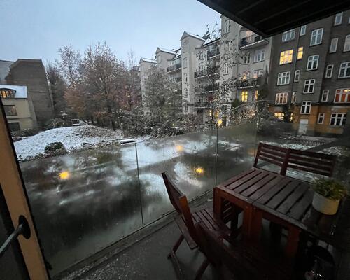 Stor moderne to-plans lejlighed med altan og adgang til hyggelig gård