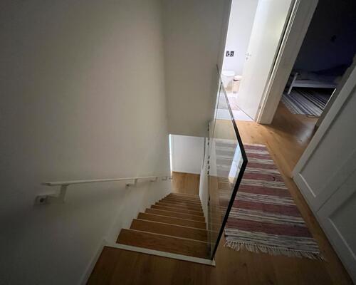 Stor moderne to-plans lejlighed med altan og adgang til hyggelig gård