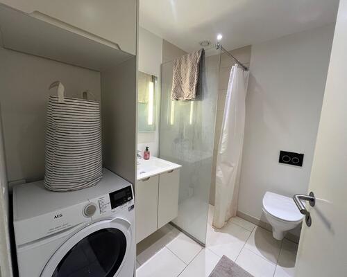 Stor moderne to-plans lejlighed med altan og adgang til hyggelig gård