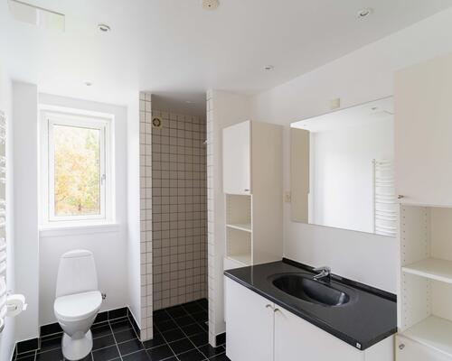 Rummeligt rækkehus i familievenligt kvarter i Ålsgårde