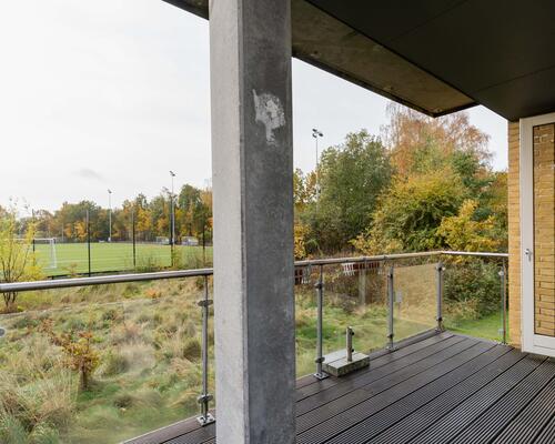 Rummeligt rækkehus i familievenligt kvarter i Ålsgårde