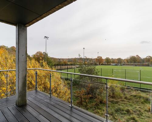 Rummeligt rækkehus i familievenligt kvarter i Ålsgårde