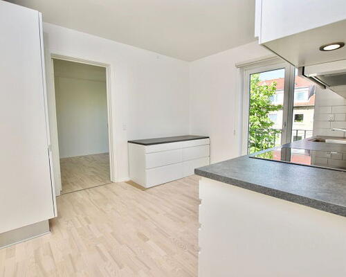 Renoveret 3-værelses lejlighed med altan og parkering