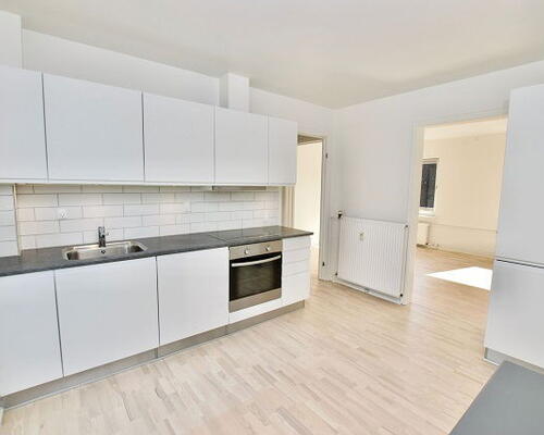 Renoveret 3-værelses lejlighed med altan og parkering