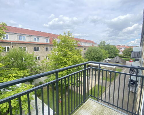 Renoveret 3-værelses lejlighed med altan og parkering