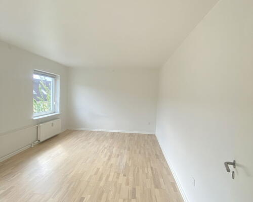 Renoveret 3-værelses lejlighed med altan og parkering