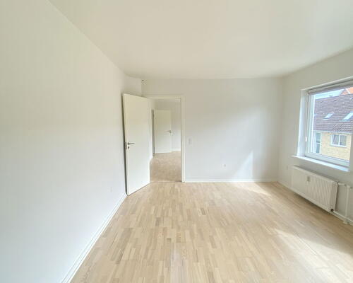 Renoveret 3-værelses lejlighed med altan og parkering