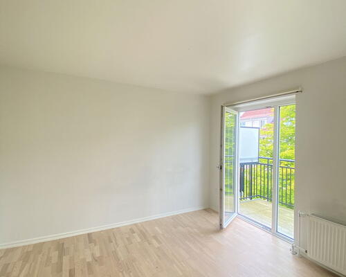 Renoveret 3-værelses lejlighed med altan og parkering