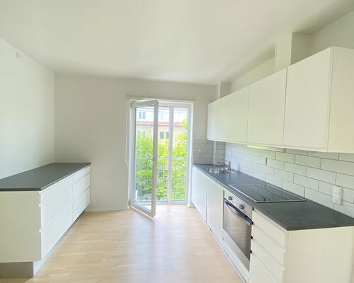 Renoveret 3-værelses lejlighed med altan og parkering