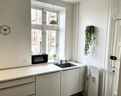 Renoveret lejlighed med moderne detaljer i Aalborg