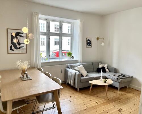Renoveret lejlighed med moderne detaljer i Aalborg