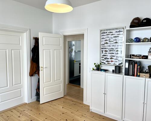 Renoveret lejlighed med moderne detaljer i Aalborg