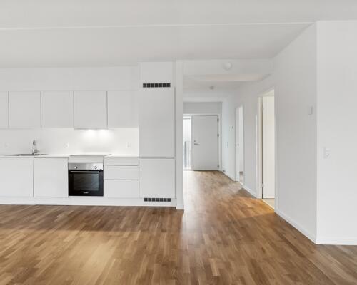 Bo i en nyopført ejendom tæt på skov og strand