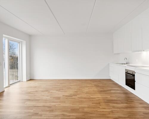 Bo i en nyopført ejendom tæt på skov og strand