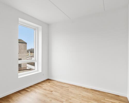 Bo i en nyopført ejendom tæt på skov og strand