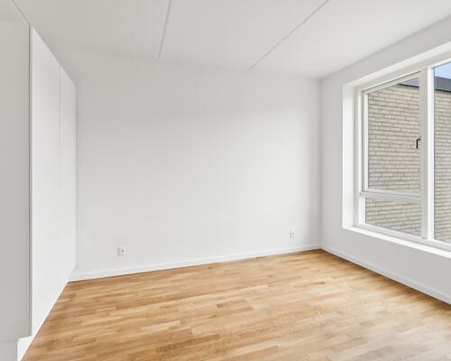 Bo i en nyopført ejendom tæt på skov og strand