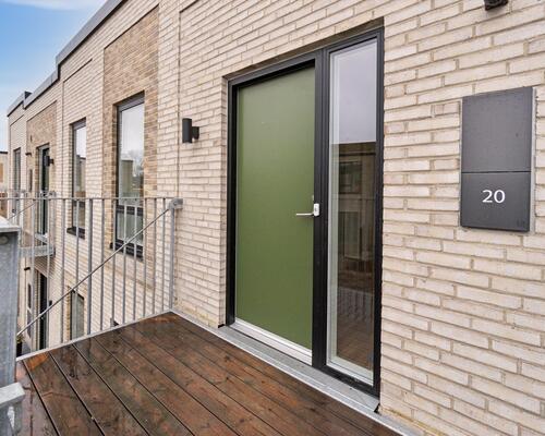 Bo i en nyopført ejendom tæt på skov og strand