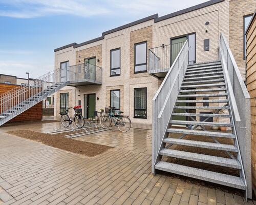 Bo i en nyopført ejendom tæt på skov og strand