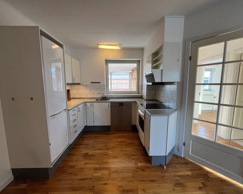 Skøn 3 vær. lejlighed på 81 m2 med stor syd/vestvendt altan.