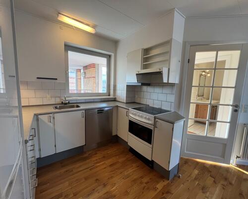 Skøn 3 vær. lejlighed på 81 m2 med stor syd/vestvendt altan.