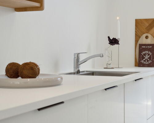 Lyst 4-værelses rækkehus på 115 m2 med to terrasser og carport – tæt på AAU i Sønder Tranders