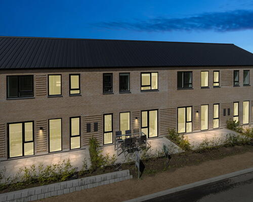 Lyst 4-værelses rækkehus på 115 m2 med to terrasser og carport – tæt på AAU i Sønder Tranders