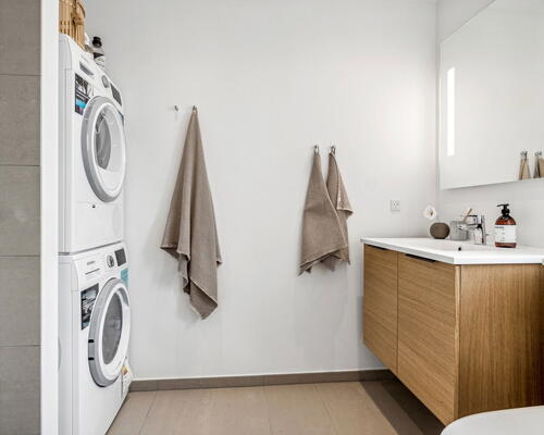 Lyst 4-værelses rækkehus på 115 m2 med to terrasser og carport – tæt på AAU i Sønder Tranders