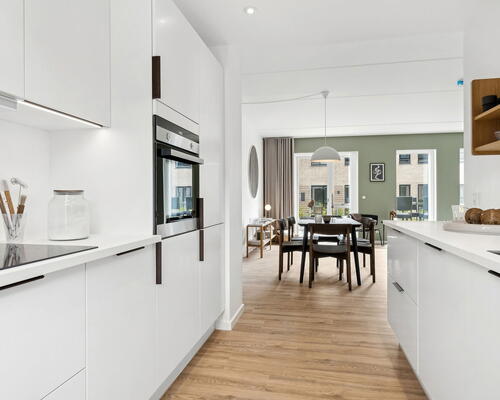 Lyst 4-værelses rækkehus på 115 m2 med to terrasser og carport – tæt på AAU i Sønder Tranders