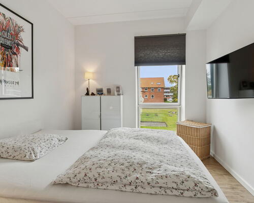 Lys 3-værelses på 83 m2 med stor altan, elevator og gratis parkering – bus lige ved døren