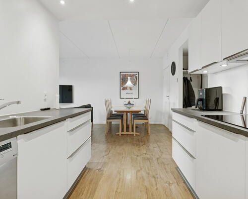 Lys 3-værelses på 83 m2 med stor altan, elevator og gratis parkering – bus lige ved døren