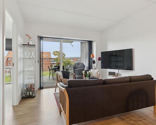 Lys 3-værelses på 83 m2 med stor altan, elevator og gratis parkering – bus lige ved døren