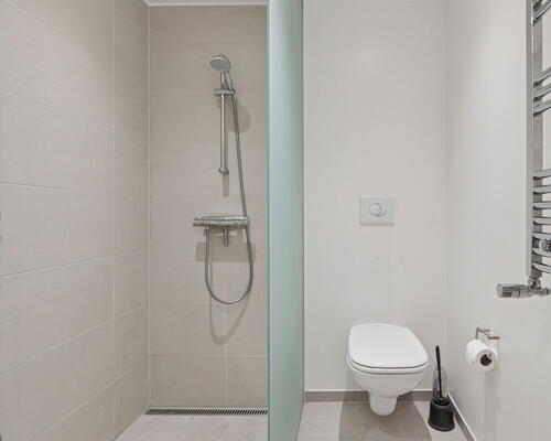 Lys 3-værelses på 83 m2 med stor altan, elevator og gratis parkering – bus lige ved døren