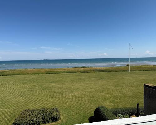 Flot 3-værelses med østvendt altan og storslået havudsigt.