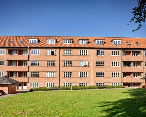 Bo moderne i grønne omgivelser