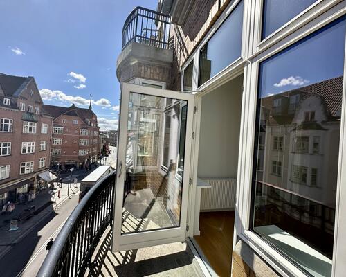 Charmende herskabslejlighed med stor altan i Aalborg