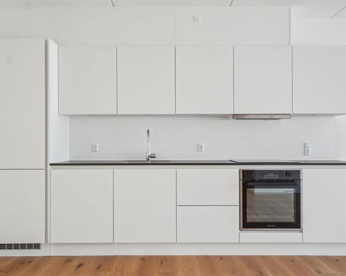 Veldisponeret og delevenlig 5-værelses bolig med stort køkken-alrum, køkkenø og to toiletter - Gulvarme i hele boligen! Ingen bindingsperiode