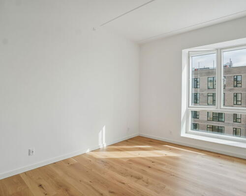 Veldisponeret og delevenlig 5-værelses bolig med stort køkken-alrum, køkkenø og to toiletter - Gulvarme i hele boligen! Ingen bindingsperiode