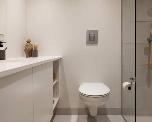 Veldisponeret og delevenlig 5-værelses bolig med stort køkken-alrum, køkkenø og to toiletter - Gulvarme i hele boligen! Ingen bindingsperiode