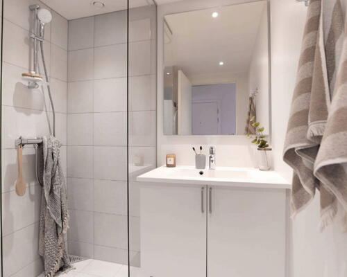 Indbydende 3-værelses lejlighed med funktionel indretning, moderne køkken-alrum og hyggelig terrasse ud mod gården - Ingen bindingsperiode!