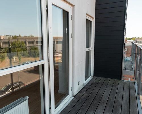 Dejlig lys lejlighed med altan