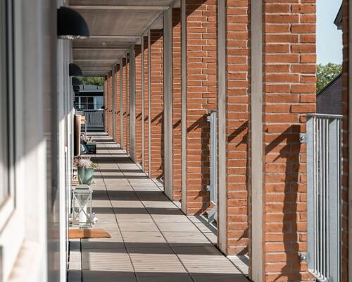 Dejlig lys lejlighed med altan