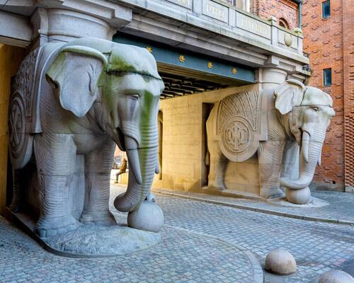 Fuldt møbleret lejlighed med stor altan | Valby