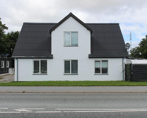 Stort renoveret hus med mange muligheder - dejlig lukket have